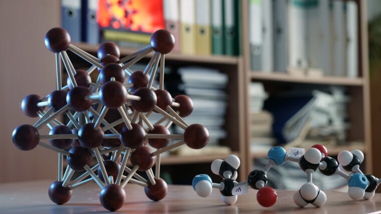 A wooden cluster model and a small molecule model